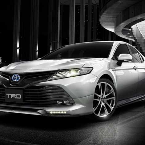 Toyota Camry 2018 z pakietami tuningowymi TRD i Modellista 