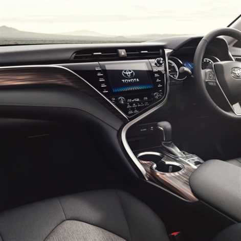 Toyota Camry 2018 z pakietami tuningowymi TRD i Modellista 