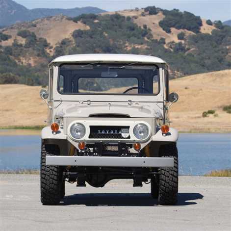  Toyota 2000GT i Land Cruiser FJ40 idą pod młotek w kalifornijskiej stolicy stylu