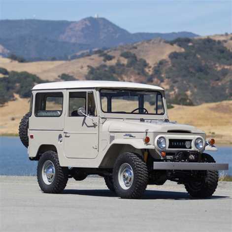  Toyota 2000GT i Land Cruiser FJ40 idą pod młotek w kalifornijskiej stolicy stylu