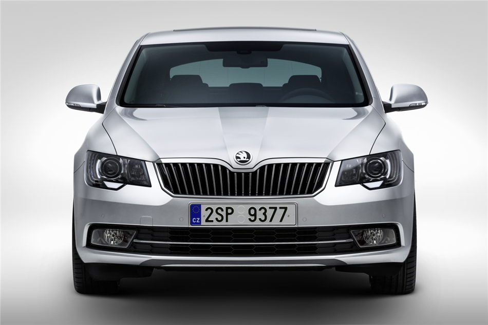 ŠKODA Superb: imponujący awans do ścisłej czołówki