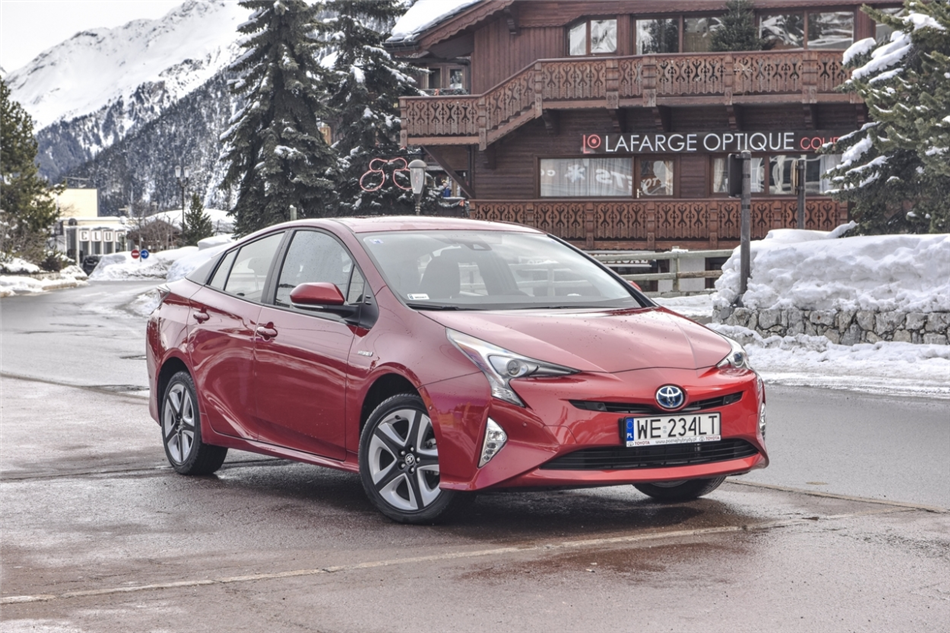 Toyota sprzedała w Polsce ponad 10000 hybryd